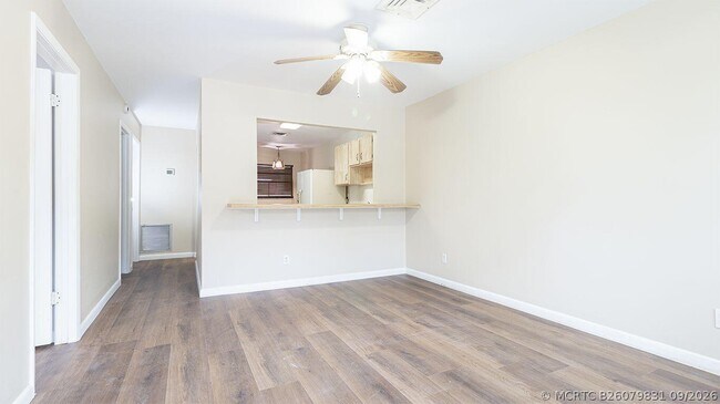 Building Photo - 604 Roselyn Ave