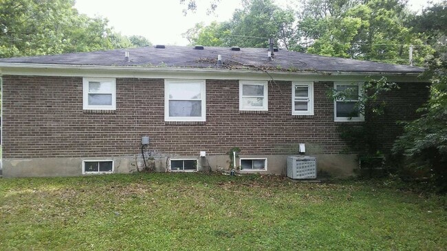 Building Photo - Nice 3BR/1.5BA Brick Ranch Convenient to W...