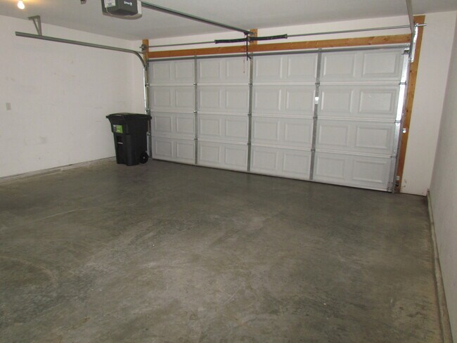 Building Photo - 15908 Tracker Ln