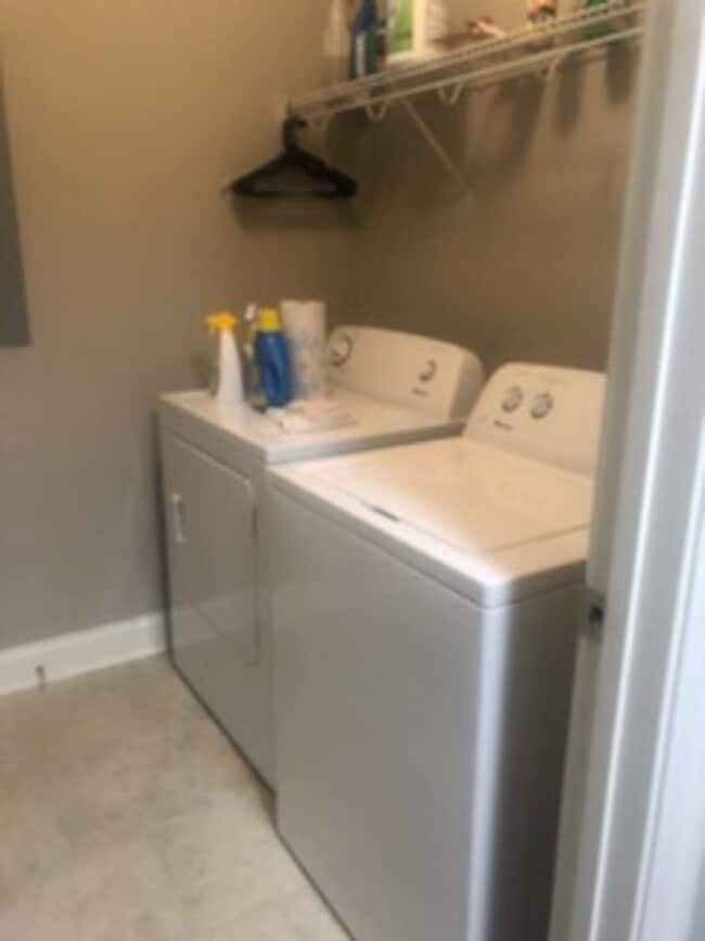 Building Photo - 4 Bed/4.5 Bath Townhouse at West End