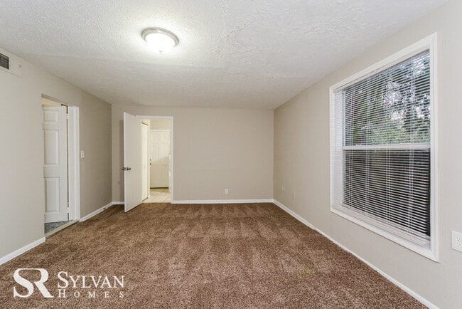 Building Photo - Cute, cozy and comfortable