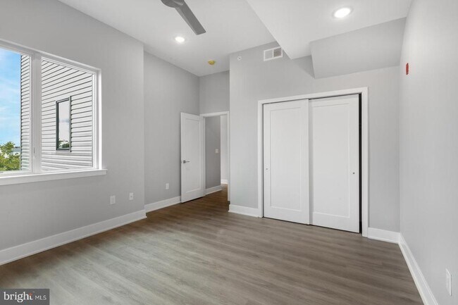 Building Photo - 2119 N Front St