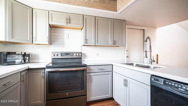 Building Photo - 2020 W Union Hills Dr