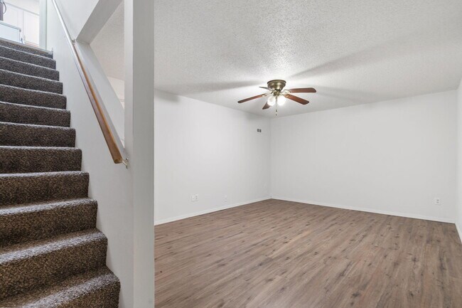 Building Photo - 1707 E Walnut Lawn St