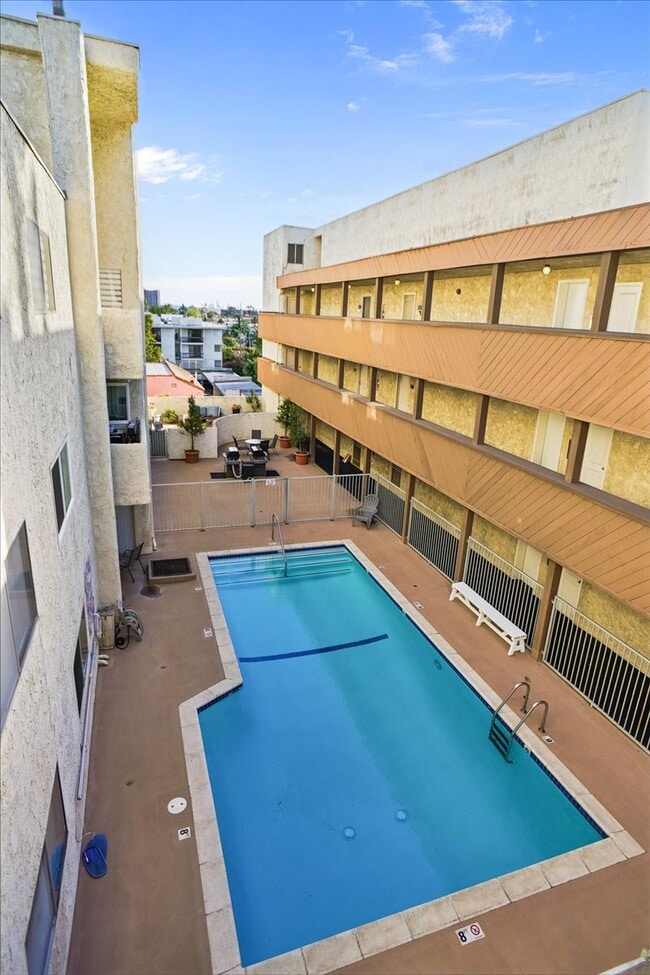 Building Photo - 1339 N Columbus Ave