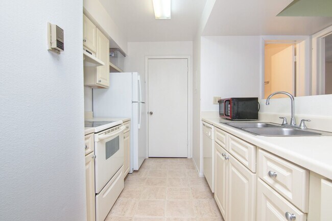 Building Photo - Cozy 1 Bed/ 1 Bath Condo for rent @ Blosso...
