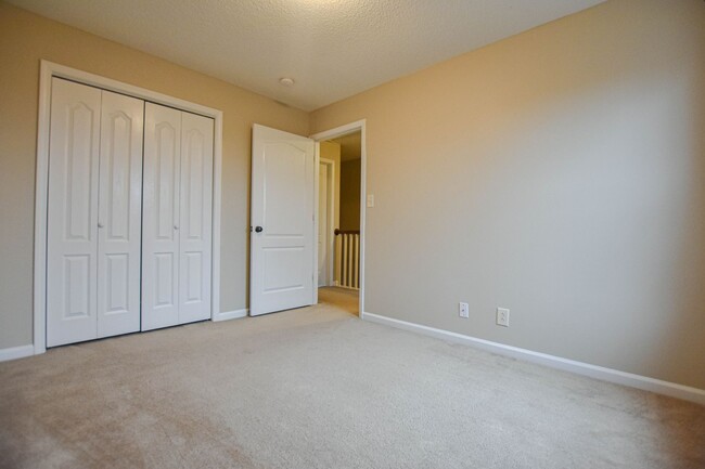 Building Photo - Pet Friendly Three Bedroom!