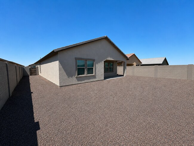 Building Photo - Spacious 4 Bedroom, 3 Bathroom home in Litchfield Park!