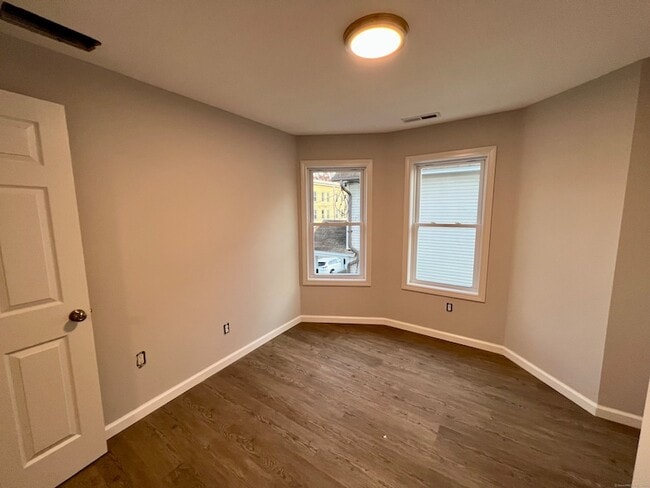 Building Photo - 415 Hollister Ave