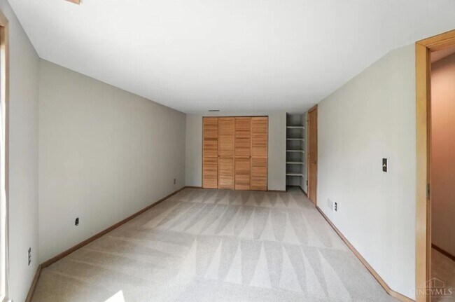 Building Photo - Luxury, Privacy, and Convenience All in One!
