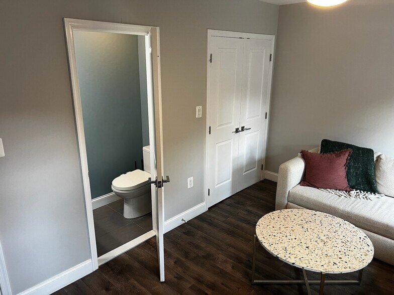 Second Bathroom en-suite - 435 Ridge St NW