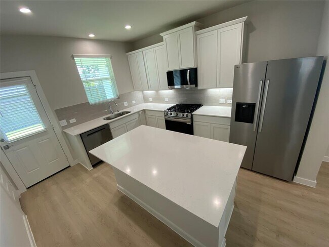 Building Photo - 40414 Gerygone Ln