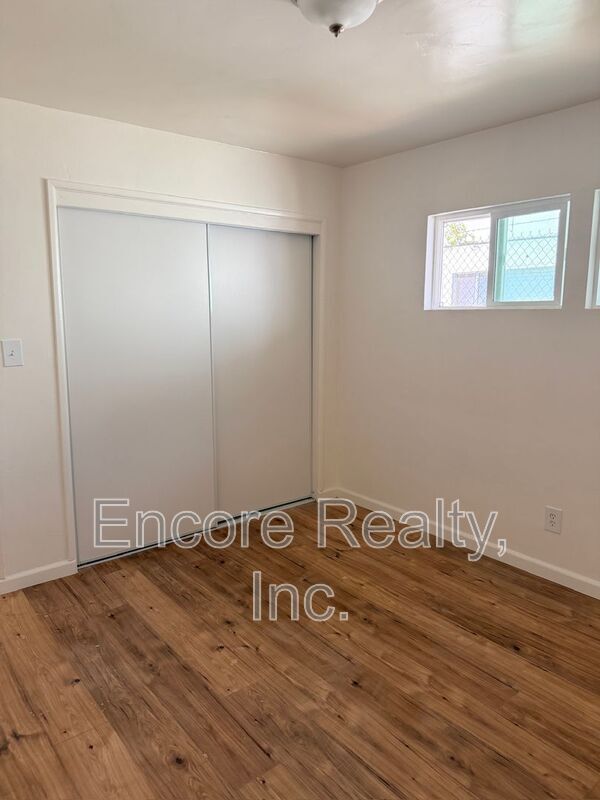 Building Photo - 549 McIntosh St
