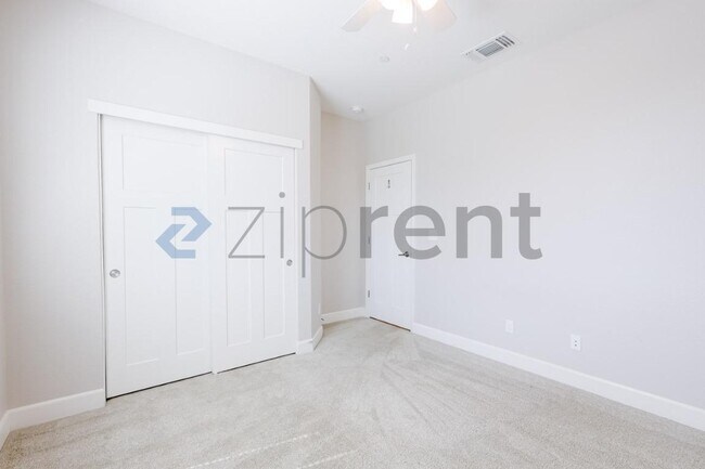 Building Photo - Unit