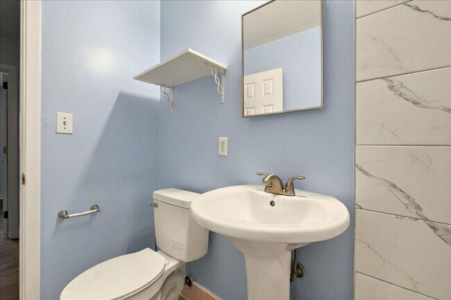 Building Photo - 4 bed 2 bath house, walk to stadium! Available August 2026