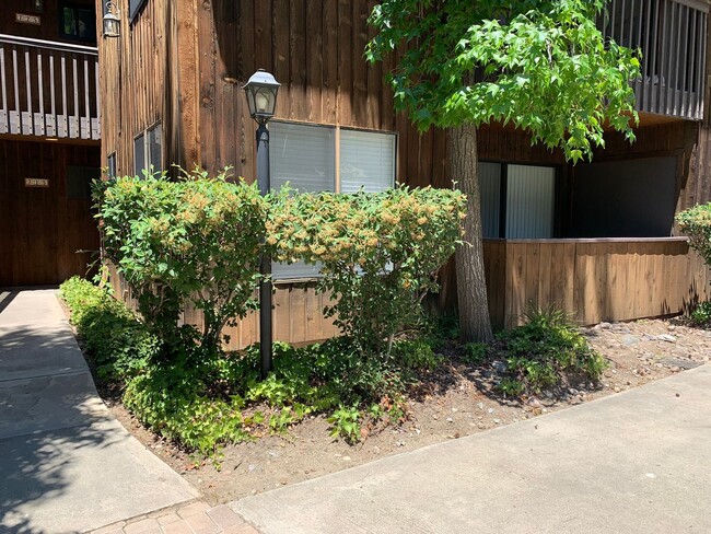 Building Photo - UPDATED2 Bed/2 Bath Alpine Oaks Condo