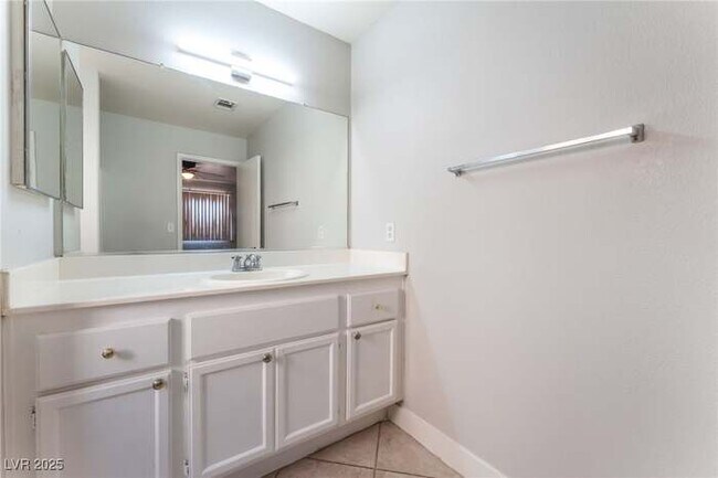 Building Photo - 2111 Hollow Oak Ave