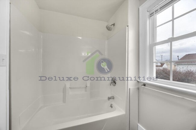 Building Photo - Spacious 4 Bedroom- With Extra room! New Remodel!