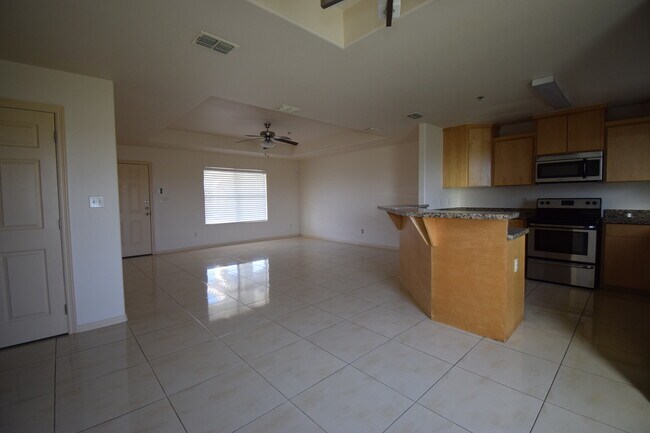 Building Photo - 1402 W Carmen Ave