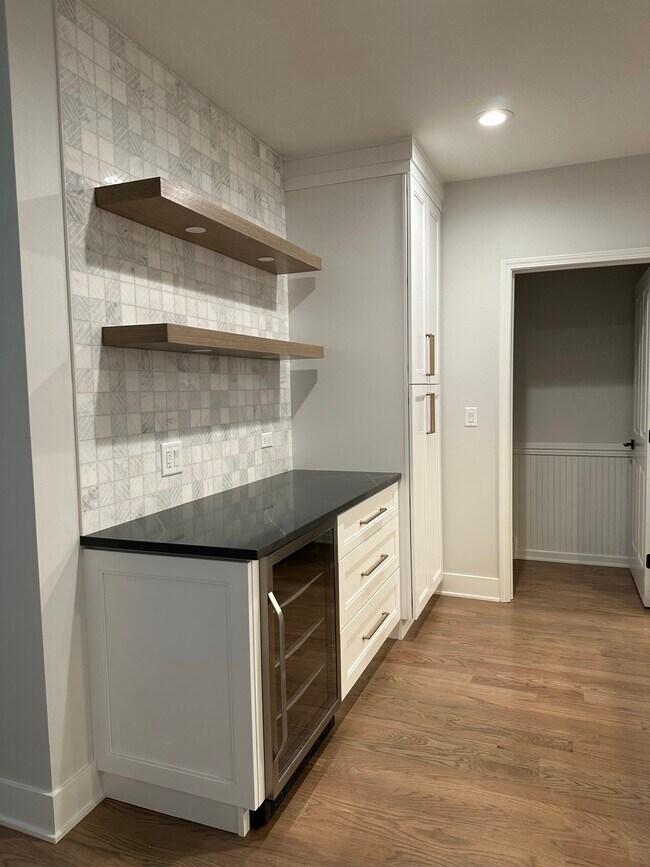 Building Photo - 1437 S Prairie Ave