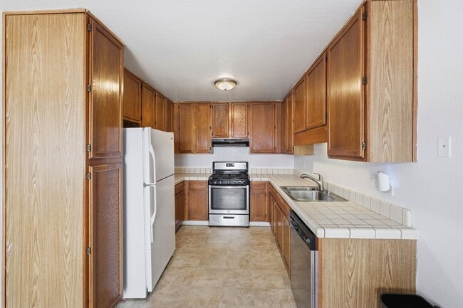 Building Photo - Updated Townhome with Garage!