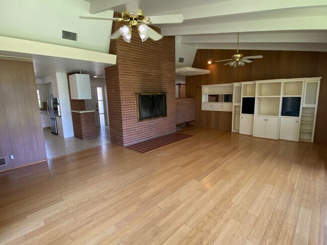 Building Photo - Spacious Visalia home in a well establishe...