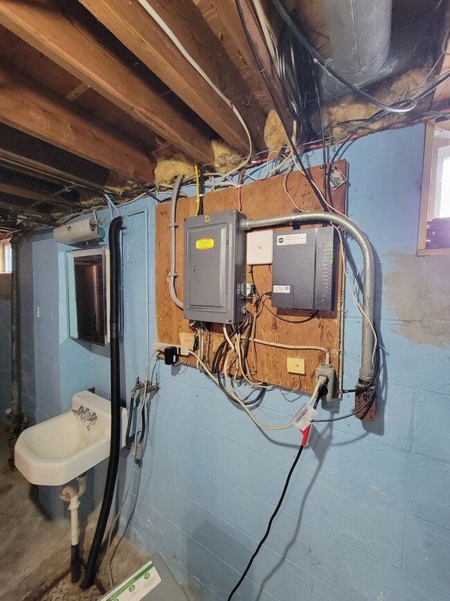 Building Photo - 3 Bedroom House with Large Garage