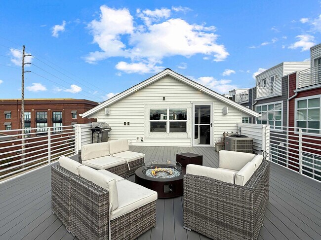 Building Photo - 412 W Shoreline Dr