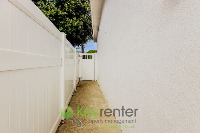 Building Photo - Bright & Beachy One-Bedroom Condo in San C...