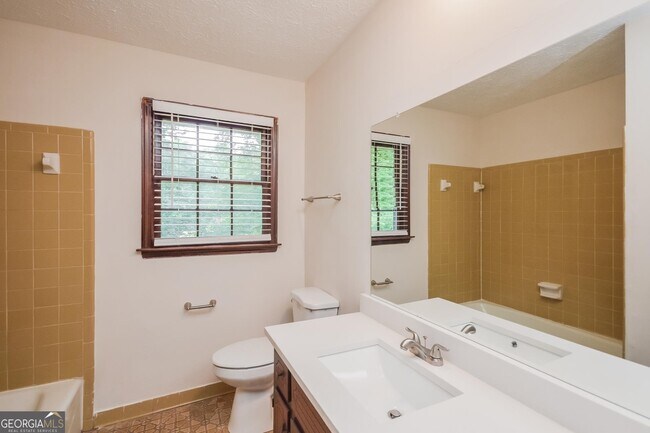 Building Photo - 2245 Pinewood Dr