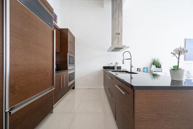 Building Photo - 485 Brickell Ave