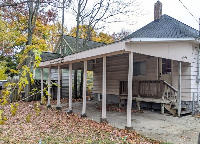 Building Photo - 1674 Manz St