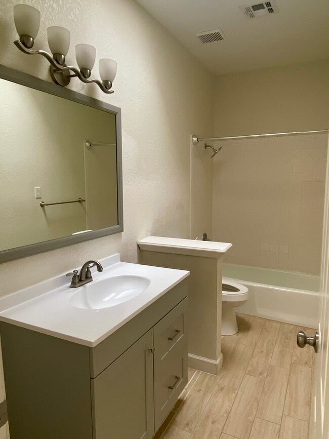 Building Photo - 617 Cielo Vista Ct