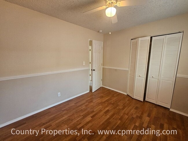Building Photo - Super Cute House in East Redding With Atta...