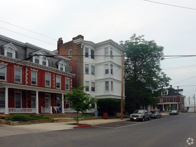 Building Photo - 136 Broadway