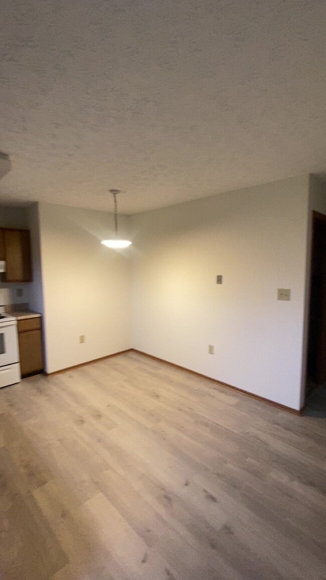 Building Photo - 525 Rosehill Dr