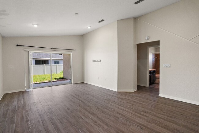 Building Photo - 581 Greenshank Dr