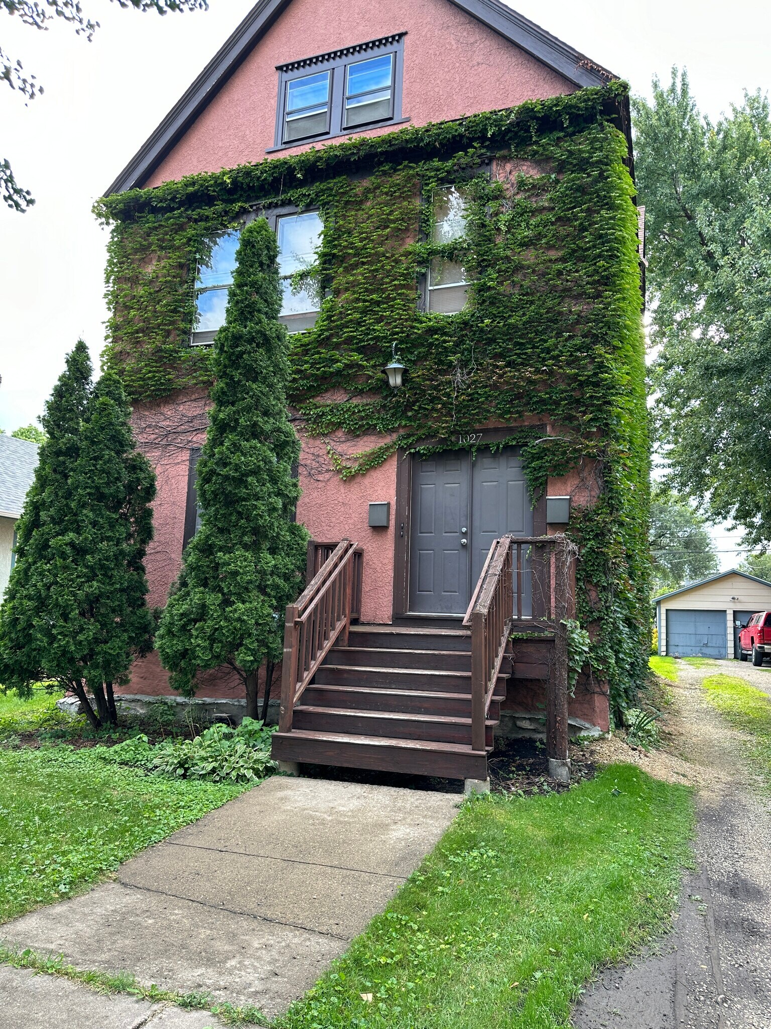 Building Photo - 1027 18th Ave SE