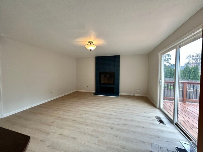Building Photo - Large 4 Bed, 2.5 Bath House! Landscaping Included!