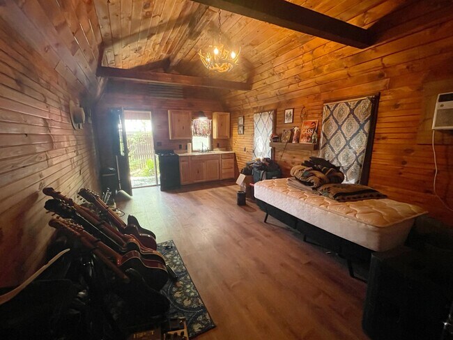 Building Photo - 412 W Day St