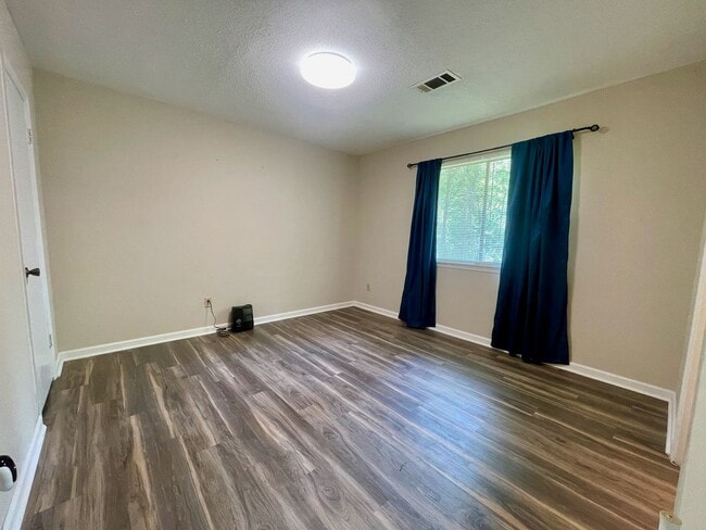 Building Photo - Ranch in Riverdale!