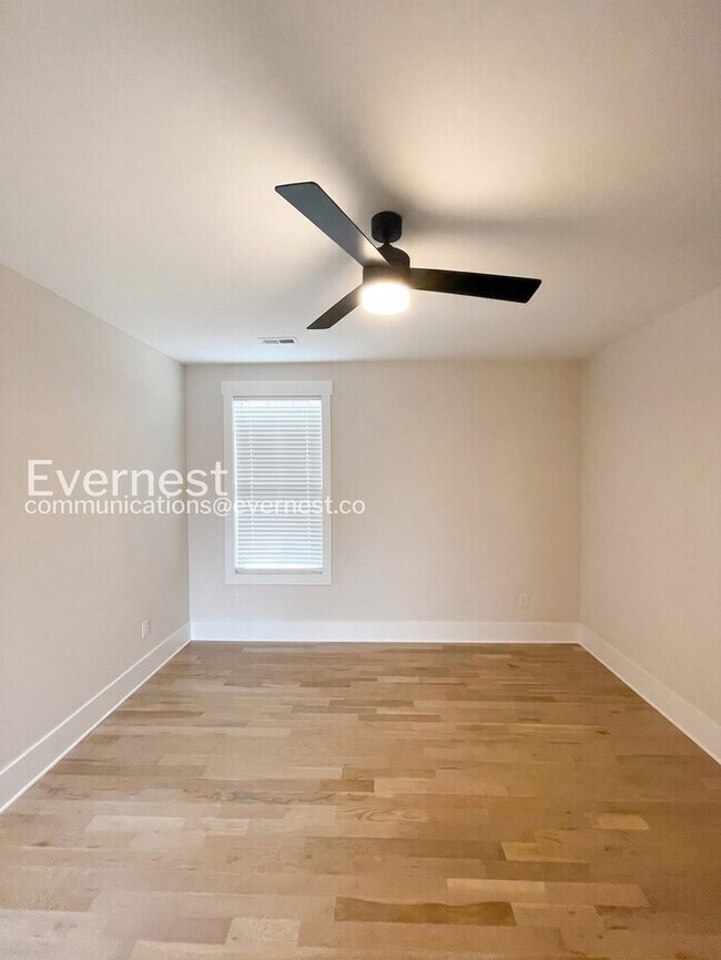 Building Photo - 4 Bed/2.5 Bath Town Home with Garage / Pet-Friendly / Available Now!