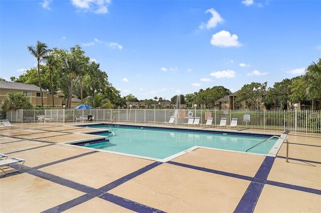 Building Photo - 9468 S Palm Dr
