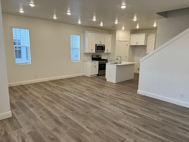 Building Photo - Brand New 3 Bedroom, 2 Car Garage Home In ...