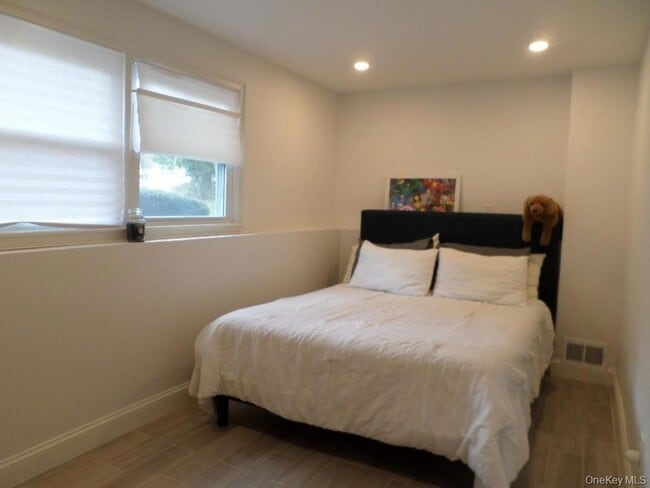 Building Photo - 8 Jodi Ln