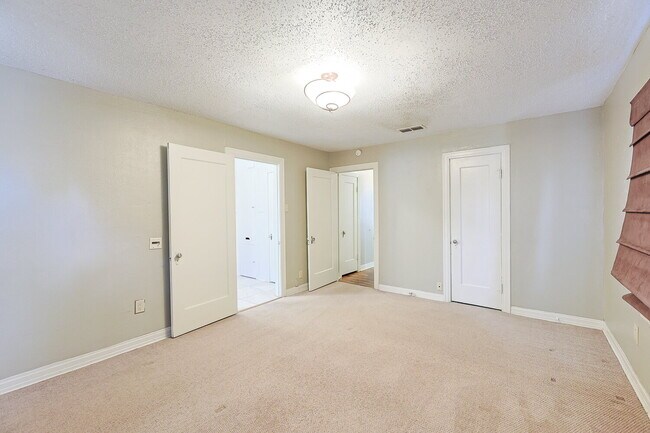 Building Photo - Charming 2 Bedroom Home with Character & Convenient Amenities