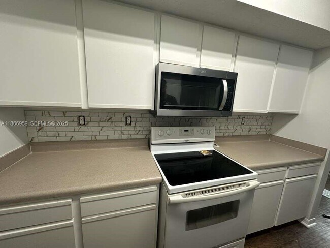 Building Photo - 140 SW 117th Ave