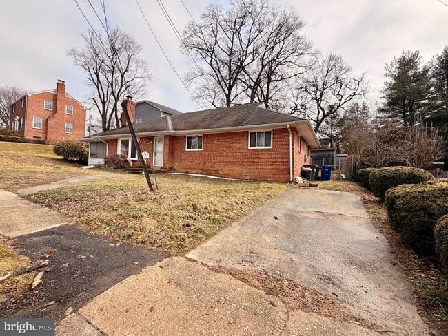 Building Photo - 2121 Patrick Henry Dr