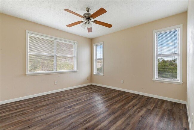 Building Photo - 906 N LBJ Dr