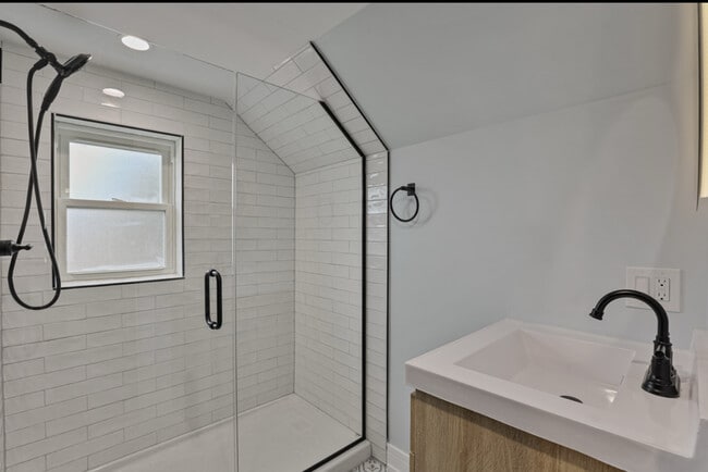 Building Photo - 9705 Oak Park Ave